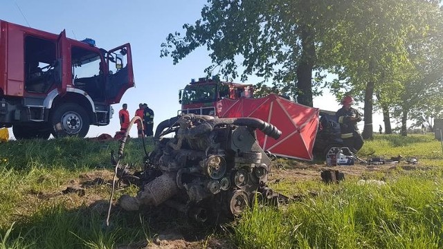 Do tragicznego w skutkach wypadku doszło dziś (niedziela) w Rzgowie przy ul. Grodziskiej (droga wojewódzka nr 714). Kierowca forda focusa stracił panowanie nad samochodem, zjechał z jezdni i uderzył w przydrożne drzewo. Zginął na miejscu.