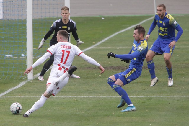 Apklan Resovia gra o pierwszą wygraną pod wodzą Radosława Mroczkowskiego i pierwszą w 1 lidze w Rzeszowie.