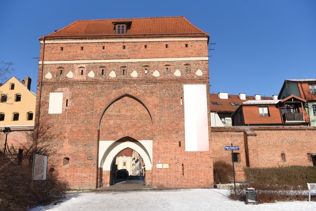 Konsulat Litwy został przeniesiony z kamienicy przy Piekarach 12 na trzecie piętro Bramy Klasztornej.