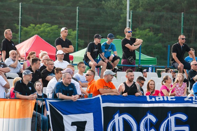 W ostatnim meczu I grupy V ligi Zawisza Bydgoszcz pokonał Grom Więcbork 8:1 (3:1). Bramki dla zawiszan zdobyli: Wojciech Ruczyński (20, 65), Patryk Kozłowski (36), Patryk Błażejewicz (45+1), Patryk Straszewski (71, 74, 88) i Adrian Brzeziński (81). Honorowe trafienie dla Gromu zaliczył Bartłomiej Kosmela (39). Już wcześniej niebiesko-czarni wywalczyli awans do IV ligi, a Grom został zdegradowany. Warto zaznaczyć, że w Zawiszy zadebiutował Olgierd Bodnar. Został najmłodszym seniorem bydgoskiego klubu. W momencie debiutu miał zaledwie 15 lat i 9 dni. Kibice Zawiszy mieli dużo powodów do radości. Na kolejnych stronach zdjęcia fanów oraz z meczu