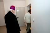 Ksiądz przychodzi do domu na kolędę. Parafianie chowają się w łazience czy klatce schodowej