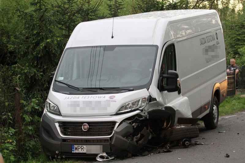 Wypadek pod Wrocławiem. Czołowe zderzenie w Kiełczówku. Volkswagen zatrzymał się na drzewie ZDJĘCIA