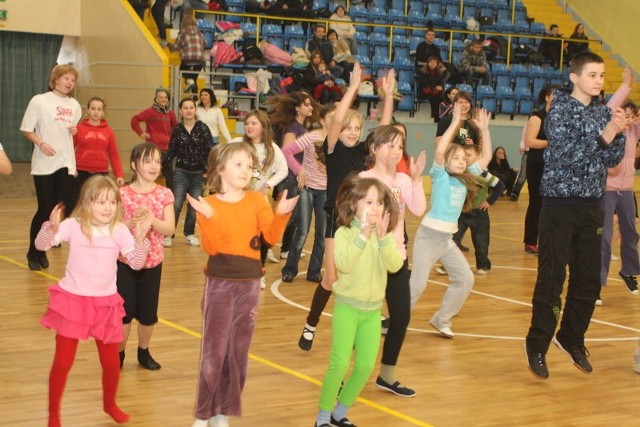 Uczestnicy tanecznych zajęć wspólnie zatańczyli polkę.