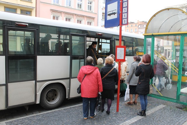 Za ulgi dla mieszkańców Brzeg dopłaci PKS-owi w tym roku około 1,2 mln zł. Ze sprzedaży biletów przewoźnik uzyskał w 2014 r. około 350 tys. zł i tyle jeszcze potrzeba, by przejazdy były bezpłatne.