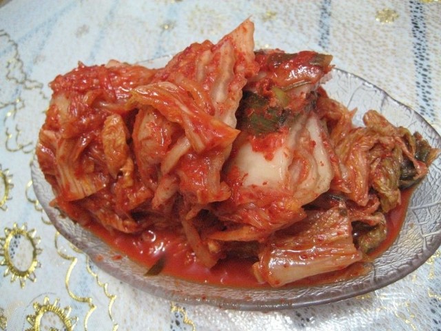 Kimchi to tradycyjny koreański przysmak. Jego fabryka ma powstać w Krakowie.