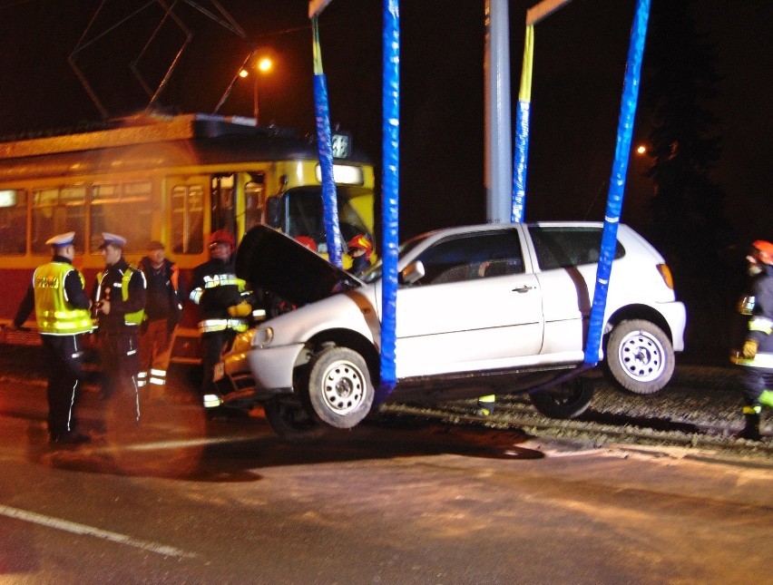 Wypadek na Zgierskiej w Łodzi. Zderzenie samochodu osobowego z tramwajem [ZDJĘCIA]