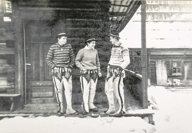 Stanisław Drabczyński (pierwszy z prawej) przed laty na podwórku, po którym biegał Kazan...