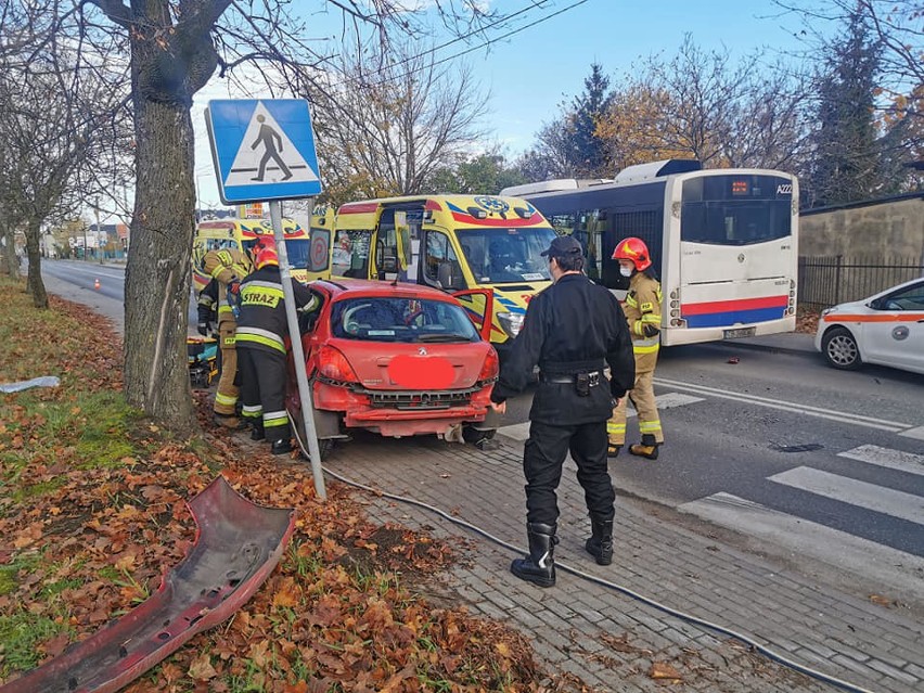 Zderzenie miejskiego autobusu z osobowym peugeotem w Bydgoszczy. Dwie osoby w szpitalu [zdjęcia]