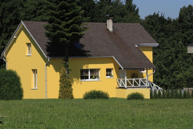 Dom z elewacją otynkowaną, ocieploną BSOBezspoinowy system ociepleń: elewacja domu na lata
