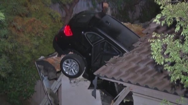 BMW X1 wpadło do garażu przez dach