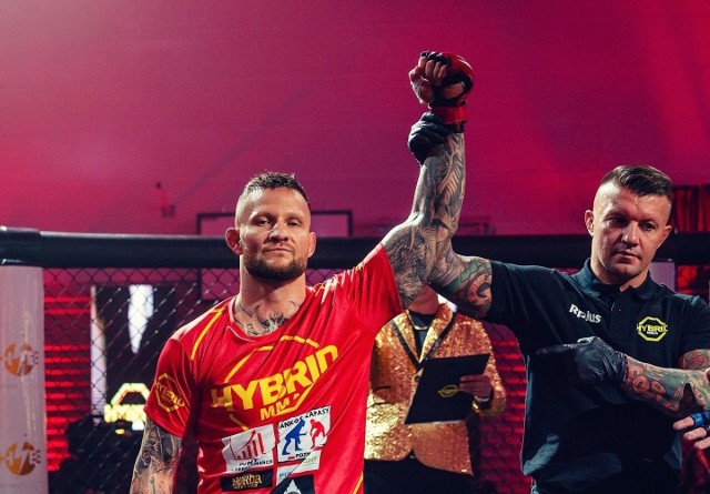 Wojownik z Sulechowa - Kazimierz Bednarz - wygrał zawodową walkę podczas zawodów organizacji Hybrid MMA.
