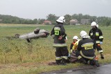 Wypadek pod Wrocławiem. Auto dachowało w polu [ZDJĘCIA]