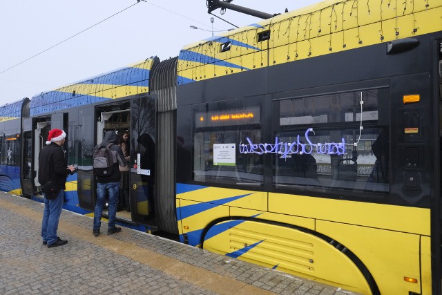 W przyszłym tygodniu na niektórych liniach autobusowych i tramwajowych w Toruniu wprowadzone zostaną kolejne zmiany w rozkładach jazdy. Zmiany zostaną wprowadzone na liniach tramwajowych nr 1 i 2, linii autobusowej nr 13 oraz tramwajowych i autobusowych liniach nocnych.