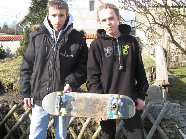 - Dzięki skateparkowi młodzi ludzie nie siedzieliby bezczynnie pijąc alkohol, tylko uprawialiby zdrowe sporty - mówili nam Mateusz Kacprzak (od lewej) i Maciej Pietkiewicz.