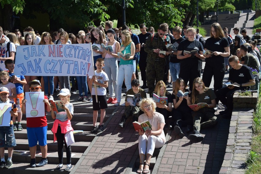 Jak nie czytam, jak czytam! W Radziejowie, na schodach przy bibliotece, udowodnili to uczniowie radziejowskich szkół