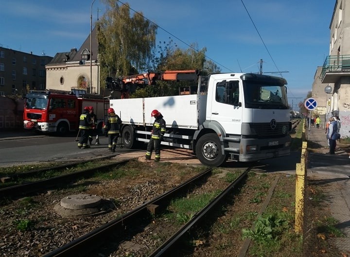 Wypadek na Kilińskiego przy Siedleckiej w Łodzi. Samochód ciężarowy uderzył w tramwaj MPK Łódź [ZDJĘCIA]