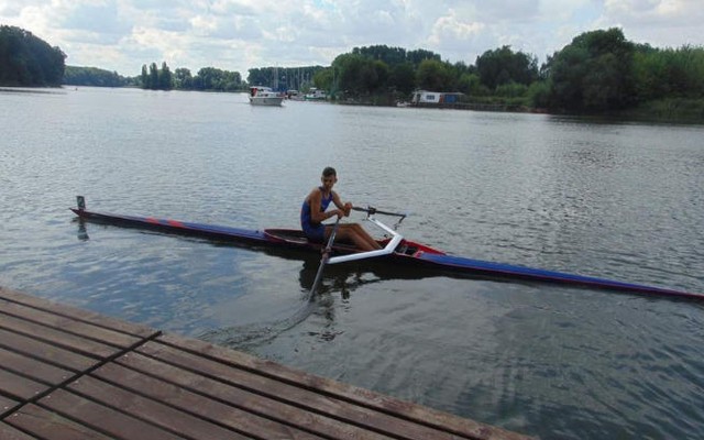 14-letni Kasper z Włocławka odnosi sukcesy w wioślarstwie. Chce zostać Mistrzem Polski. By wrócić do sportu, musi przejść operację i rehabilitację.