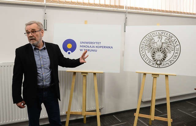 Profesor Edward Saliński prezentował wczoraj nowe logo UMK 