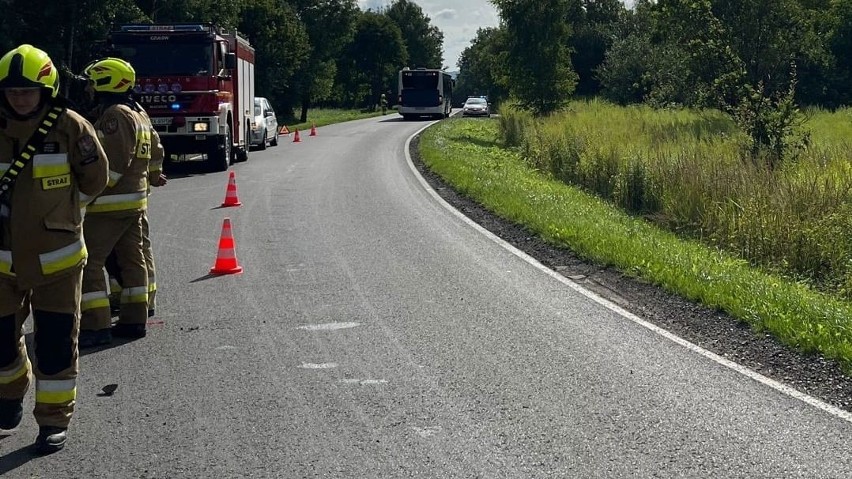 Wypadek pod Krakowem. Zderzenie trzech pojazdów: autobusu MPK oraz dwóch samochodów osobowych