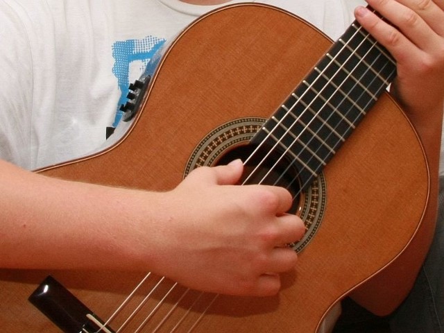 W piątek w szkole muzycznej w Międzyrzeczu wystąpi gitarzysta Adam Zalas.