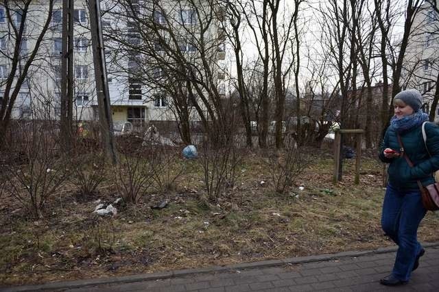 Śmietnisko przy dawnym dworcu Toruń Północny szpeci okolicę