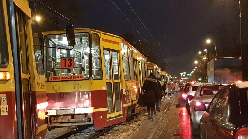 Utrudnienia na Włókniarzy! Zderzenie dwóch aut. ZDJĘCIA