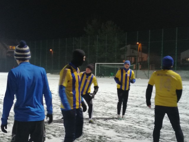 W pierwszym meczu kontrolnym Neptun Końskie wygrał z Victorią Mniów 8:1. Bramki dla zespołu prowadzonego przez Waldemara Szpiegę zdobyli: Bartosz Malinowski 2, Krzysztof Pach, Jan Sroka, Adrian Maciejewski, Patryk Kwiecień, junior Konrad Musielewicz, Mariusz Skoczylas. (dor)