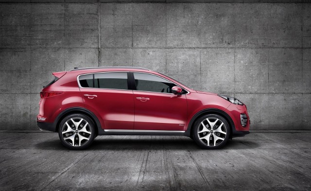 Kia Sportage 2016 / Fot. Kia Za stylistykę auta odpowiada europejskie studio designu Kia we Frankfurcie, we współpracy z centralą w koreańskim Namyang i atelier projektowym Irvine w Kaliforni. Zdecydowano się na atrapę chłodnicy w kształcie "tygrysiego nosa". Zauważyć możemy także m.in. zaokrąglone reflektory i nowe wloty powietrza w zderzaku. Do poprzedniego modelu nawiązuje lekko opadająca ku tyłowi linia dachu. Polscy klienci będą mogli zamawiać auto w pierwszym kwartale 2016 roku.