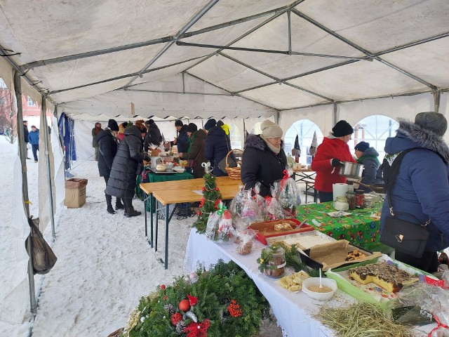 Bożonarodzeniowy Kiermasz w Opatowie zgromadził wielu mieszkańców powiatu. Były tradycyjne potrawy wigilijne, rękodzieło i wspaniała atmosfera