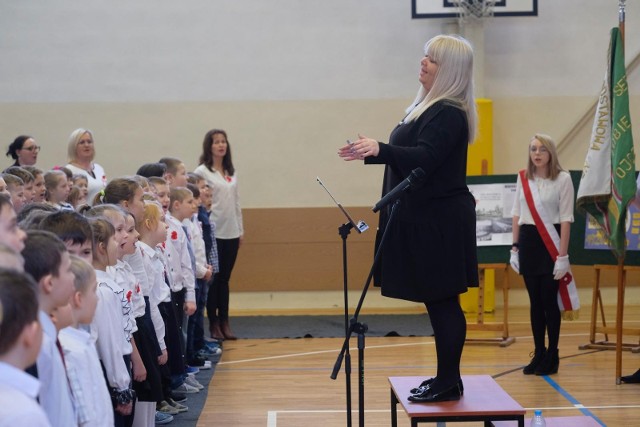 Śpiewanie hymnu przez uczniów w szkołach o tej samej porze w ramach corocznej akcji