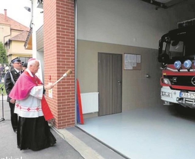 Ks. biskup Jan Szkodoń poświęcił nową remizę bibickich strażaków