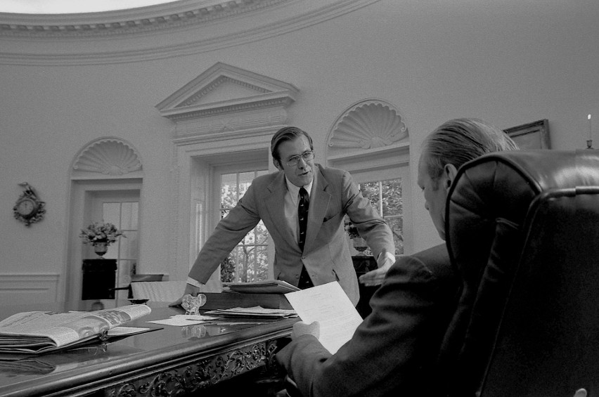 Donald Rumsfeld i prezydent USA Gerald Ford w Gabinecie...