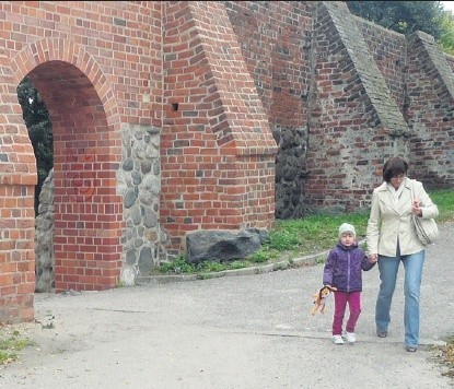 Na razie Stargard doczekał się renowacji niewielkiego fragmentu murów przy Bramie Portowej w sąsiedztwie przedszkola. Na zdjęciu pani Marzena z Oliwią.