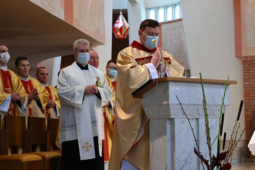 Msza odpustowa w parafii świętego Józefa Robotnika w Kielcach. Przewodniczył jej biskup Jan Piotrowski [ZDJĘCIA, WIDEO]