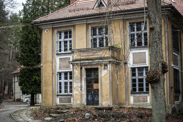 Ruiny budowy szpitala i dawny szpital psychiatryczny w Koszalinie