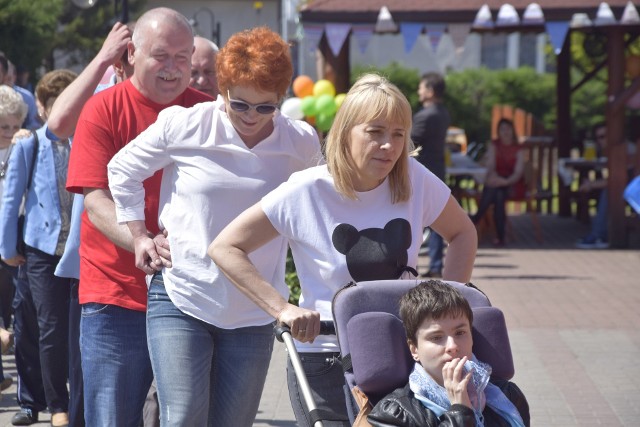 Na festyn z okazji Dnia Matki, Ojca i Dziecka zaprosił Środowiskowy Dom Samopomocy w Aleksandrowie Kujawskim. W zabawie wzięli udział podopieczni ośrodka, ich rodziny i przyjaciele. W programie organizatorzy przewidzieli m.in. zajęcia z animatorami, konkursy plastyczne, gry i zabawy sportowe, występy artystyczne uczestników oraz spotkanie z funkcjonariuszami policji. Do tego grill i słodkości w rodzinnej atmosferze.Flash INFO, odcinek 13 - najważniejsze informacje z Kujaw i Pomorza.