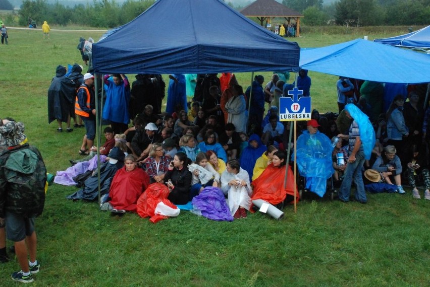 Lubelska pielgrzymka. Msza święta się na stadionie w Gnieździskach (ZDJĘCIA)