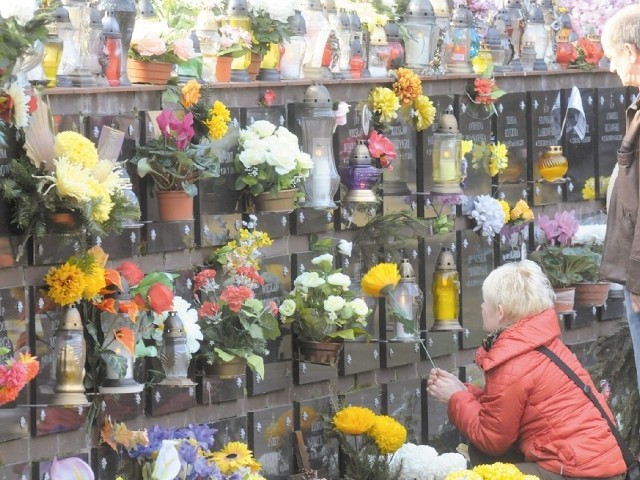Na cmentarzu przy ul. Wiślanej w Bydgoszczy znajduje się ponad 500 urn z prochami