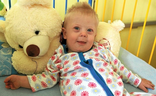 Karolek od trzeciego miesiąca życia przebywa w Podkarpackim Hospicjum dla Dzieci.  Zawsze uśmiechnięty podbija serca swoich opiekunów. Jeśli nie zostanie adoptowany, trafi do domu dziecka.