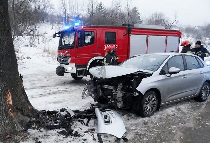 Krynica-Zdrój. Citroen rozbity o drzewo. Ranna kobieta w szpitalu