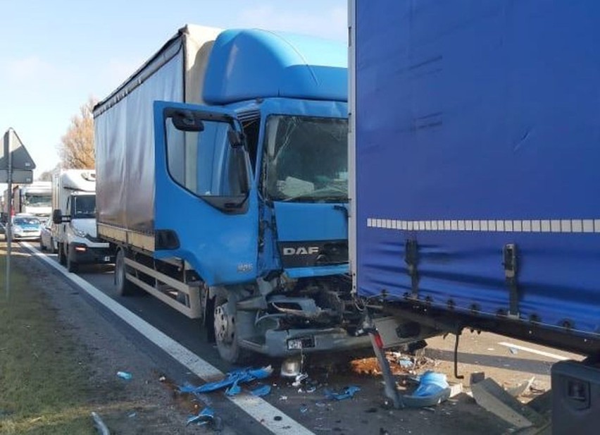 Mielniki. Wypadek ciężarówki na drodze krajowej nr 8. Do kierowcy wezwano śmigłowiec (zdjęcia)