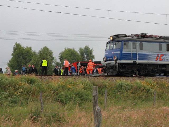 W rejonie Świdwina, w Bystrzynie, pociąg uderzył w krowę. Przednia oś lokomotywy wypadła z toru, pasażerowie czekają  na transport zastępczy.