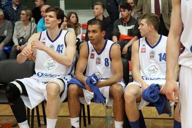 Torunianom (od lewej: Aleksander Perka, Tomasz Stępień i Michał Jankowski) nie udało się zrealizować celu, jakim był awans do Tauron Basket Ligi. Ich gra w fazie play off była rozczarowaniem