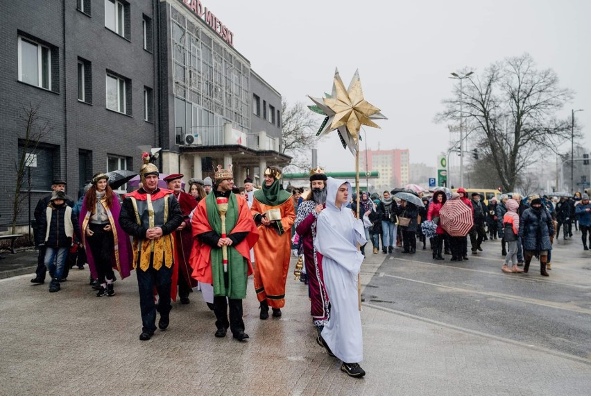 Orszak Trzech Króli w Zawierciu. Wyruszył on sprzed Urzędu...