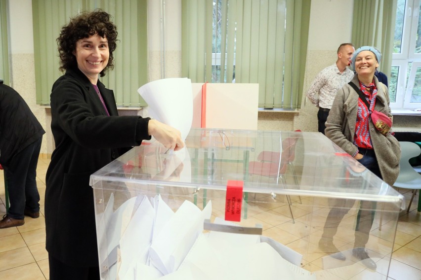 Lublin na wyborach! Tłumy mieszkańców przed lokalami wyborczymi. Zobacz zdjęcia
