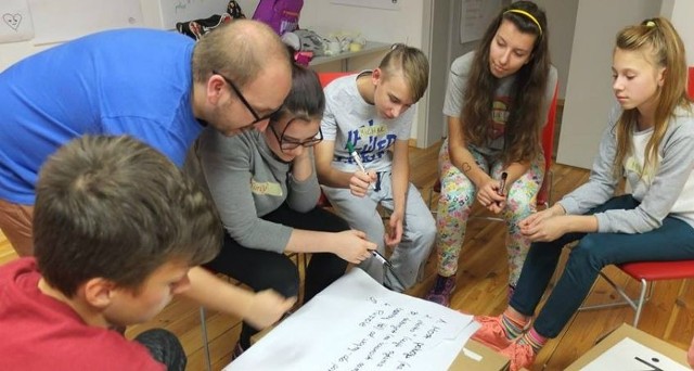 Przed przygotowaniem akcji w swoim gimnazjum, grupa uczniów wzięła udział w dwudniowym szkoleniu, które odbyło się w Toruniu. Poprowadzili je pracownicy Polskiej Akcji Humanitarnej