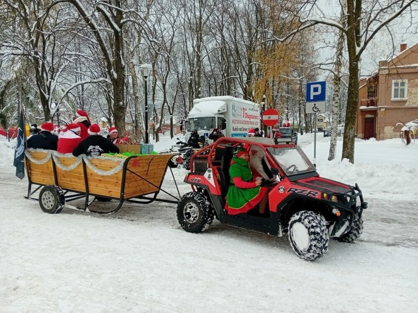 MotoMikołaje w Rudniku nad Sanem na kiermaszu bożonarodzeniowym. Przyszły tłumy mieszkańców. Zobacz zdjęcia