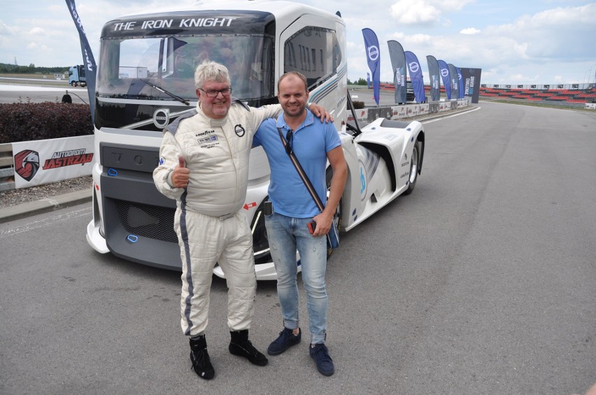 Szwedzki kierowca wyścigowy Boije Ovebrink (z lewej) dał...