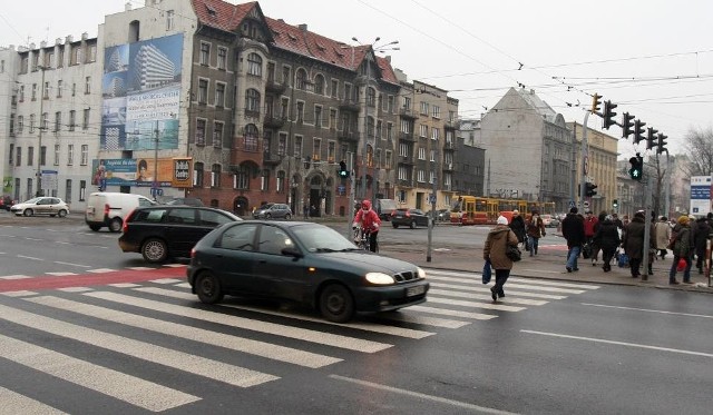 Skrzyżowanie Kościuszki z Struga jest wskazywane przez mieszkańców jako niebezpieczne. Zielone światło świeci się za krótko, więc mieszkańcy biegną do tramwaju na czerwonym.Na kolejnych slajdach: lista miejsc, gdzie zdaniem internautów zbyt krótko świeci się zielone dla pieszych, oraz lista sygnalizatorów uruchamianych przyciskiem, które powinny zostać zlikwidowane według stowarzyszenia "Tak dla Łodzi".