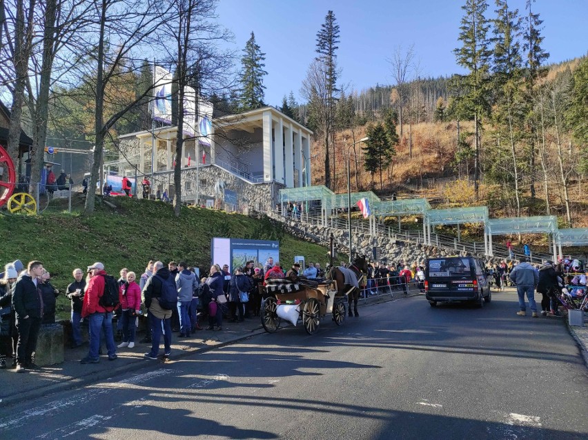 Tatry. Gigantyczna kolejka chętnych na Kasprowy Wierch. "Takiej kolejki jeszcze nie widziałem" 